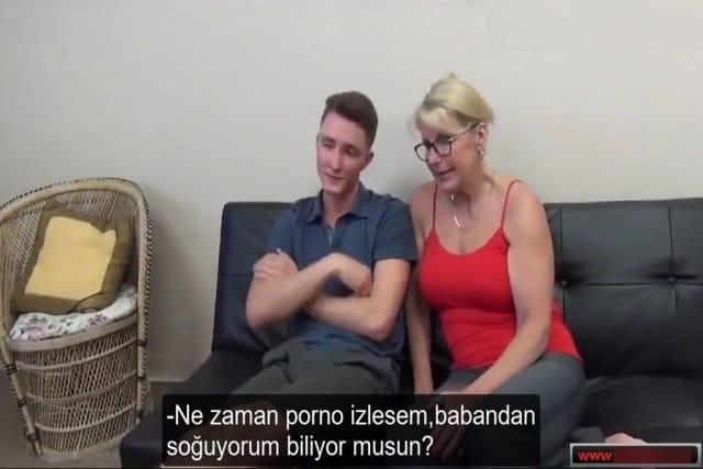 Üvey Oğul Üvey Oğluyla Televizyon İzlerken Seks Sahnesini Değerlendirdi